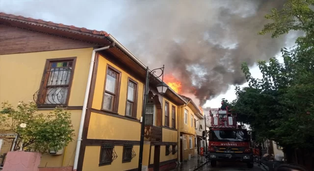 Sakarya’da çıkan yangında biri tarihi 3 ev zarar gördü