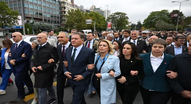 CHP ve bazı sendikalar, okullardaki sorunlara dikkati çekmek amacıyla eylem yaptı