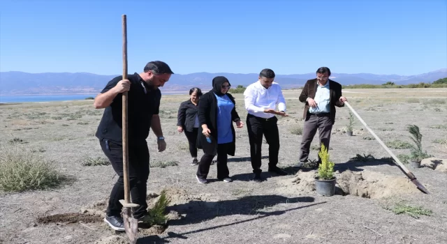 Kuruma tehdidi altındaki Burdur Gölü çevresine gazeteciler ağaç dikti 