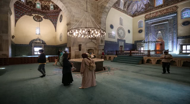 Bursa’da yabancı erkek turistler cami ziyaretinde saygılarından şortlarının üzerine etek giydi