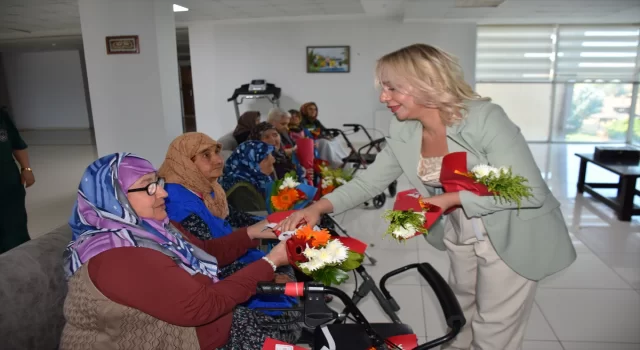 Gaziantep’te gönüllü kuaför ve ekibinden yaşlılara saç kesim ve cilt bakımı