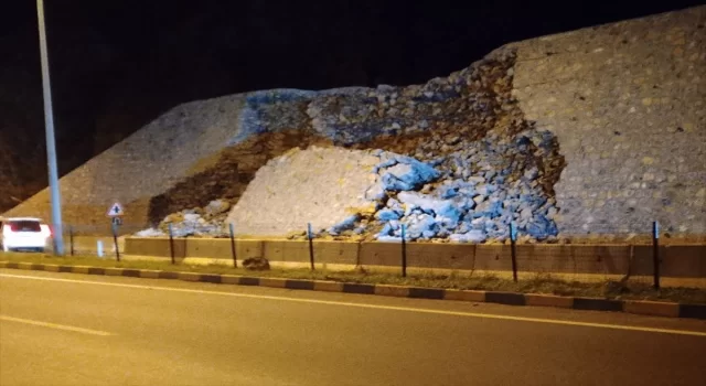 ZonguldakAlaplı kara yolunda istinat duvarının bir bölümü çöktü