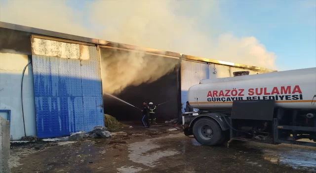 Sivas’ta yem deposunda çıkan yangında 20 bin balya saman ve iş makinesi yandı 