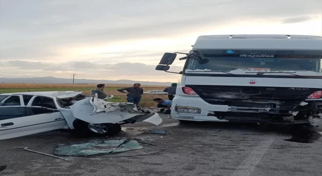 Afyonkarahisar’da tır ile otomobilin çarpışması sonucu 3 kişi öldü, 1 kişi ağır yaralandı