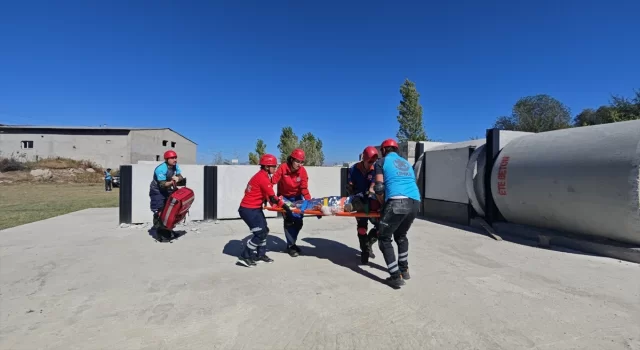 Çevre illerin UMKE ekipleri Iğdır’da enkazda arama kurtarma tatbikatı yaptı