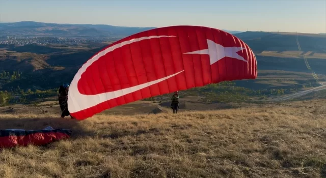 Sivas’ta yamaç paraşütçüleri Filistin’e destek için uçtu 