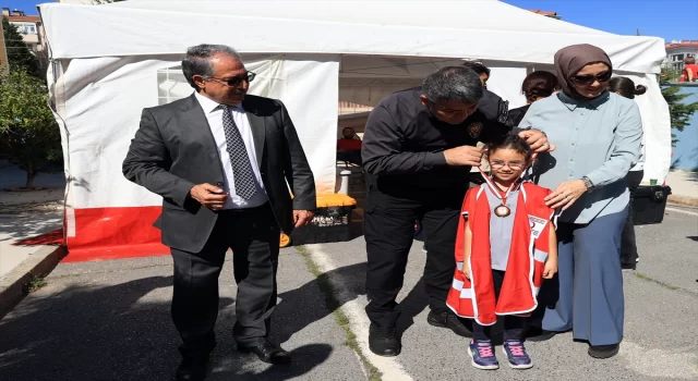 Edirne’de Türk Kızılaydan okula kan bağışçısı getiren öğrenciye madalya