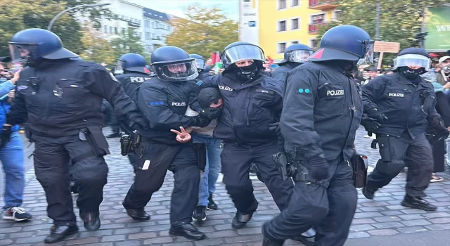 Berlin’de polis, gösteri düzenleyen Filistin destekçilerine sert müdahalede bulundu