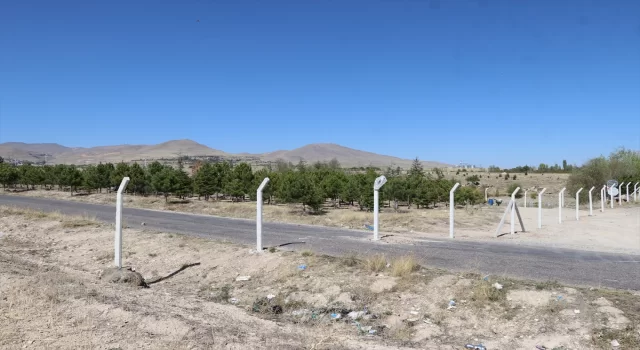 Niğde’de bir kişi tarlasından geçen yolu kapattı