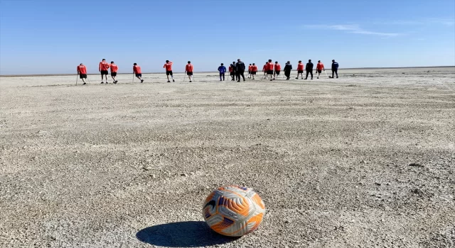 Ampute Milli Futbol Takımı, kuraklığa dikkati çekmek için kuruyan göl üstünde antrenman yaptı