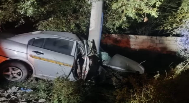 Ağrı’da elektrik direğine çarpan otomobilin sürücüsü hayatını kaybetti