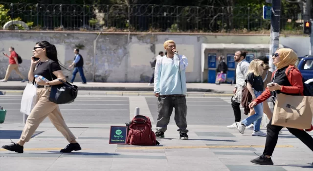 DOSYA HABER DÜNYANIN SESLERİ İSTANBUL SOKAKLARINDA YANKILANIYOR İranlı müzisyen Human Ghasemnataj Fokoloei geçimini İstanbul sokaklarında sağlıyor