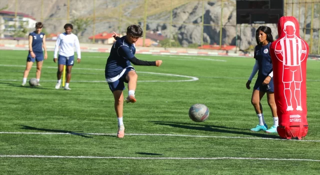 Hakkarigücü Kadın Futbol Takımı’nın en genç oyuncusu ”Zeyno”, yeteneğiyle umut vadediyor