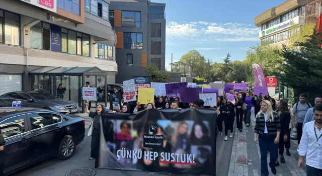 Üsküdar Üniversitesi öğrencileri kadına ve çocuğa yönelik şiddeti protesto etti