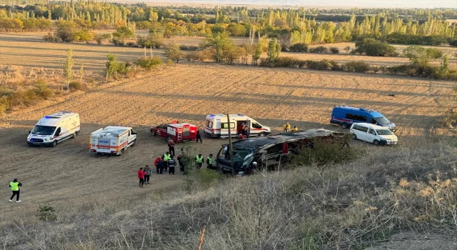 Afyonkarahisar’da yolcu otobüsünün devrildiği kazada 21 kişi yaralandı