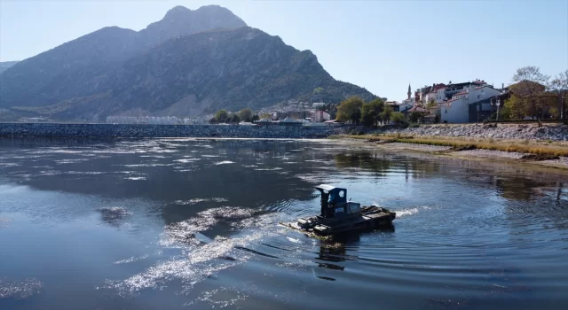 Eğirdir Gölü’nde ot ve yosun temizliğinin ay sonunda tamamlanması hedefleniyor