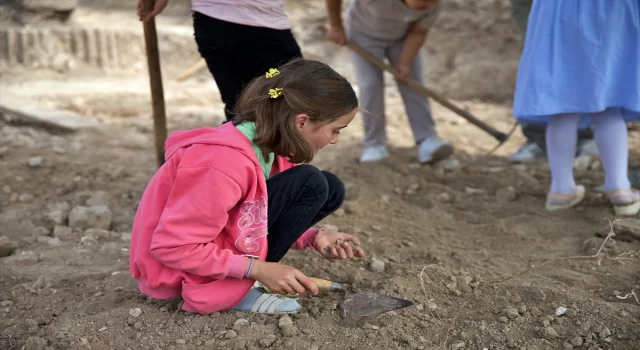 Osmaniye’de ”Dünya Kız Çocukları Günü”nde kızlar antik kentteki kazılara katıldı 