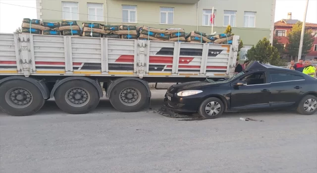 Çorum’da park halindeki tıra çarpan otomobildeki 4 kişi yaralandı