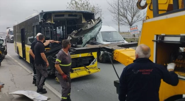 Sultangazi’de iki İETT otobüsünün çarpışması sonucu 2 yolcu yaralandı