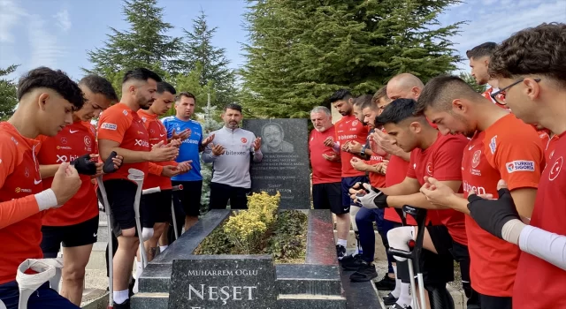 Ampute Milli Futbol Takımı, Neşet Ertaş’ın kabrini ziyaret etti