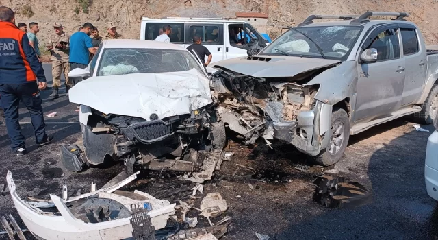 Hakkari’de pikap ile otomobilin çarpıştığı kazada 6 kişi yaralandı