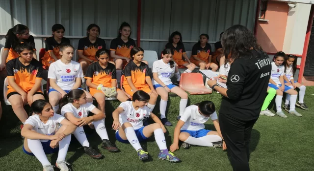 Hakkarili kızlar futbolda U15 ve U17 Milli Takım seçmelerinde ter döktü