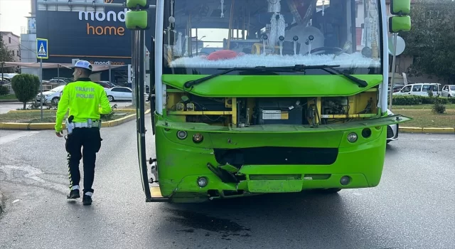 Kocaeli’de halk otobüsüyle otomobilin çarpıştığı kazada 4 kişi yaralandı