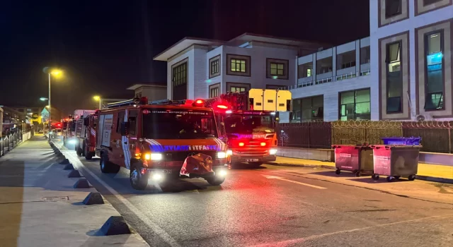 Zeytinburnu’nda öğrenci yurdunun alt katındaki otoparkta çıkan yangın söndürüldü