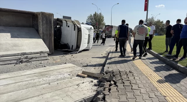 Kahramanmaraş’ta beton blok yüklü tır devrildi