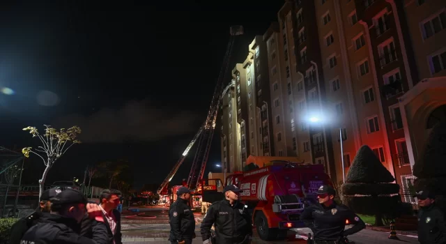 GÜNCELLEME 2 Başakşehir’de 10 katlı binanın çatı katında çıkan yangın söndürüldü