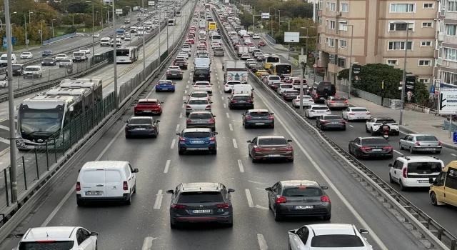 İstanbul’da sabah saatlerinde etkili olan sağanak trafik yoğunluğunu artırdı