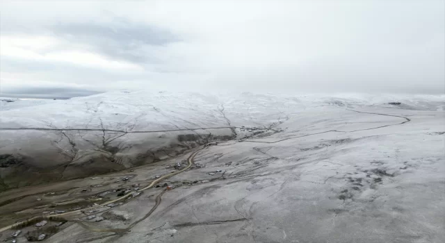 Giresun’un Kümbet Yaylası’na kar yağdı