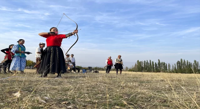 Kırgızistan’da okçuluk sporuna kadınların ilgisi artıyor