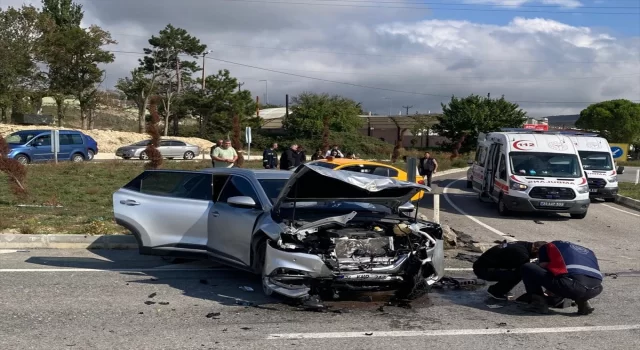 Kırklareli’nde taksi ile otomobilin çarpıştığı kazada 4 kişi yaralandı