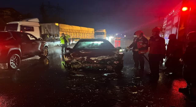 Sakarya’da servis minibüsü ile otomobilin çarpıştığı kazada 4 kişi yaralandı