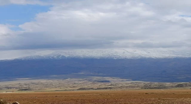 Ağrı’da dağlar ve köyler karla kaplandı