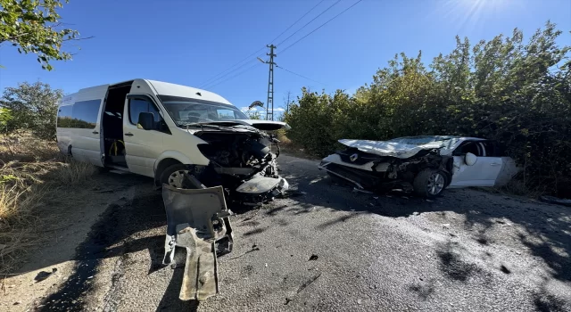 Elazığ’da minibüsle otomobilin çarpıştığı kazada 4 kişi yaralandı