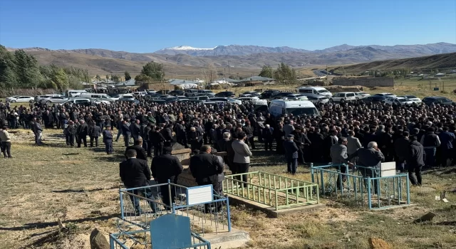 Van’da trafik kazasında ölen baba ve oğlunun cenazesi toprağa verildi