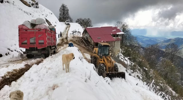 Rize’de kar sebebiyle yaylada mahsur kalan 6 kişi kurtarıldı