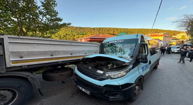 Maltepe’de yolcu minibüsünün tıra çarptığı kazada 8 kişi yaralandı