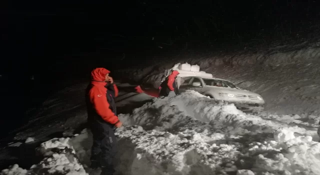 Gümüşhane’de kar sebebiyle yayla yolunda mahsur kalan 8 kişi kurtarıldı