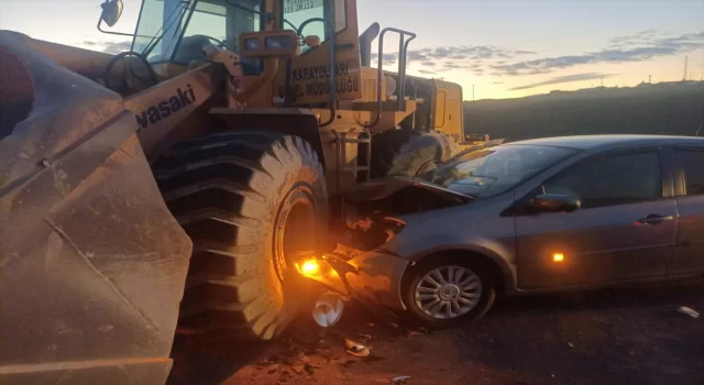 Kars’ta iş makinesiyle çarpışan otomobildeki 6 öğretmen yaralandı