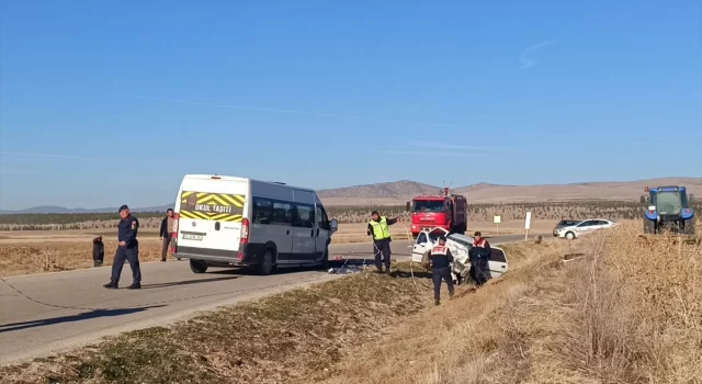 Afyonkarahisar’da okul servis minibüsü ile otomobilin çarpıştığı kazada 3 kişi öldü