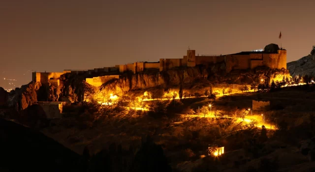 Elazığ’ın tarihi Harput Mahallesi gece görüntülendi