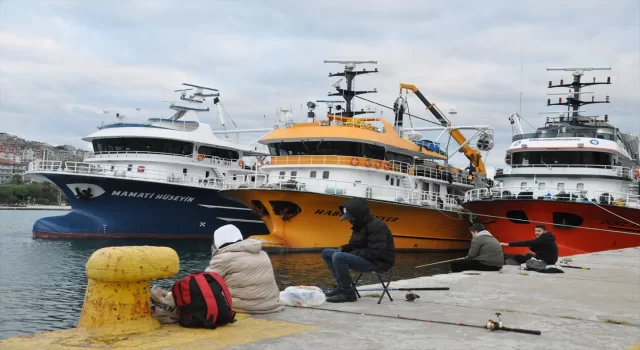 Sert esen rüzgar sebebiyle balıkçı tekneleri Sinop Limanı’na sığındı