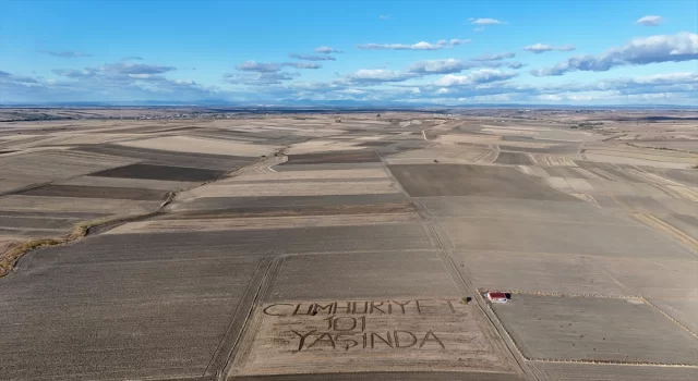 Kırklarelili çiftçi tarlasına pullukla ”Cumhuriyet 101 yaşında” yazdı