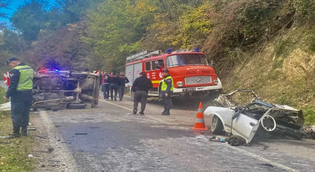 Sinop’ta iki otomobilin çarpışıp birinin ikiye bölündüğü kazada 3 kişi yaralandı