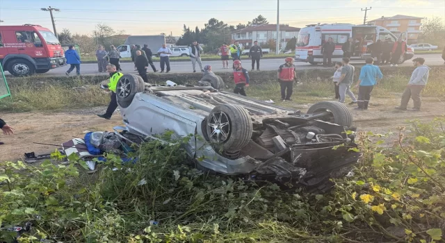 Sakarya’da takla atan otomobildeki 3 kişi yaralandı