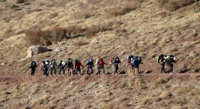 Niğde’de Cumhuriyetin kuruluşunun 101. yılında Aladağlara tırmanacak dağcılar kamp kurdu