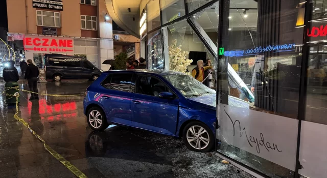 Rize’de otomobilin sosyal tesislere girdiği kazada binada hasar oluştu